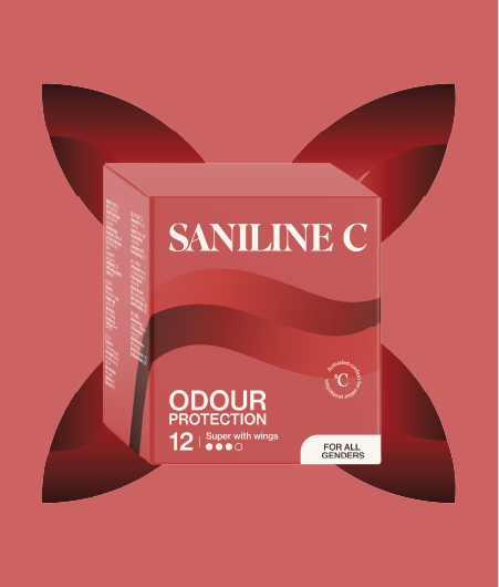 Röd förpackning av Saniline C super with wings, med texten 'Odour Protection' och 'For all genders'. Förpackningen är centrerad mot en bakgrund i matchande nyans med ett mjukt bladmönster bakom, som förstärker det naturliga uttrycket.